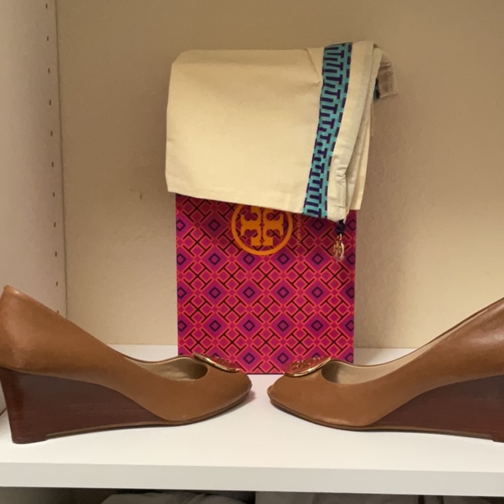Tory Burch Kara 65 MM wedge size 8 Royal Tan with Peek a boo toe w/ box & bag - Picture 6 of 7